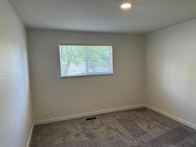 Building Photo - Beautifully updated 3 bedroom 1.5 bath dup...