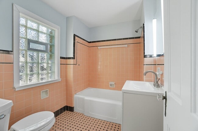 Building Photo - 3 Bedroom, 1.5 Bathroom Home in Cincinnati!