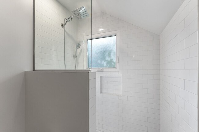 Building Photo - Spacious 6 Bed 2 Bath Home- N Portland Charmer!