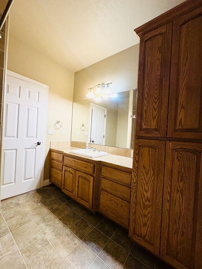 Building Photo - Stunning Executive 4 Bedroom 2 Bath Home i...