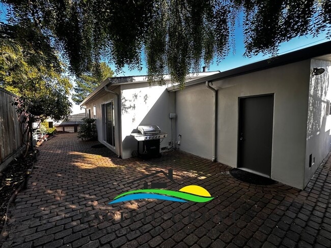 Building Photo - Charming Fully Furnished Updated Two-Bedroom in Pacific Grove!