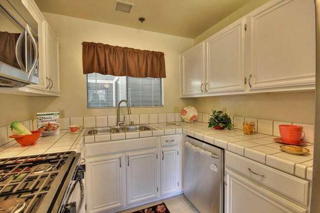 Building Photo - $2090 / GORGEOUS ONE BEDROOM CONDO IN MEAD...