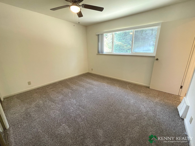 Building Photo - Three Bedroom, Two Bathroom with Large Bac...