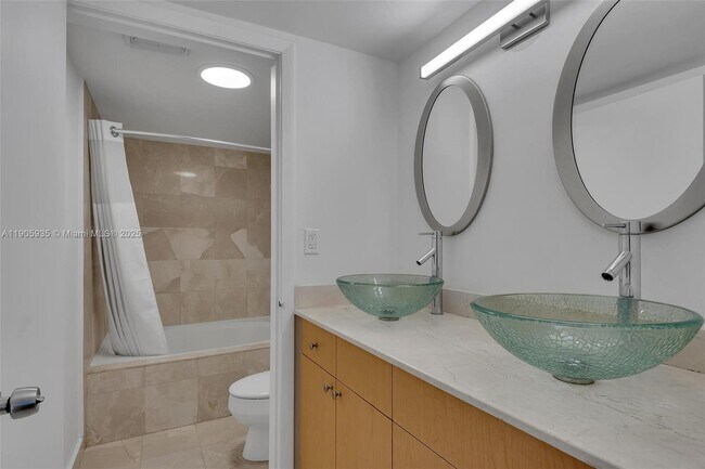 Building Photo - 2560 Tigertail Ave