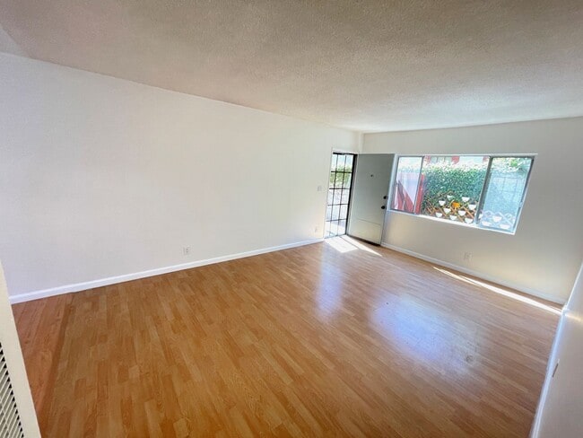 Building Photo - Newly Remodeled 3BD/1.5BA Duplex in Culver City!