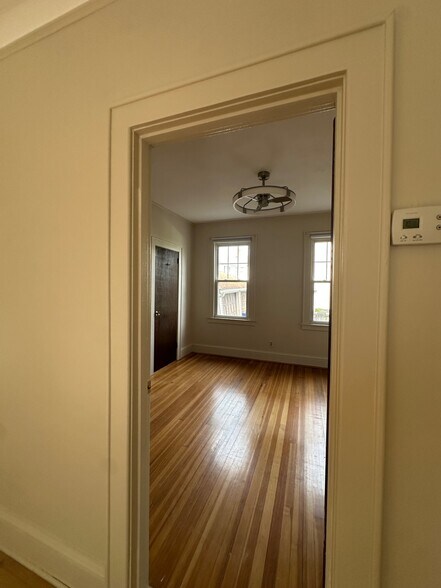 Building Photo - 132 Milton St