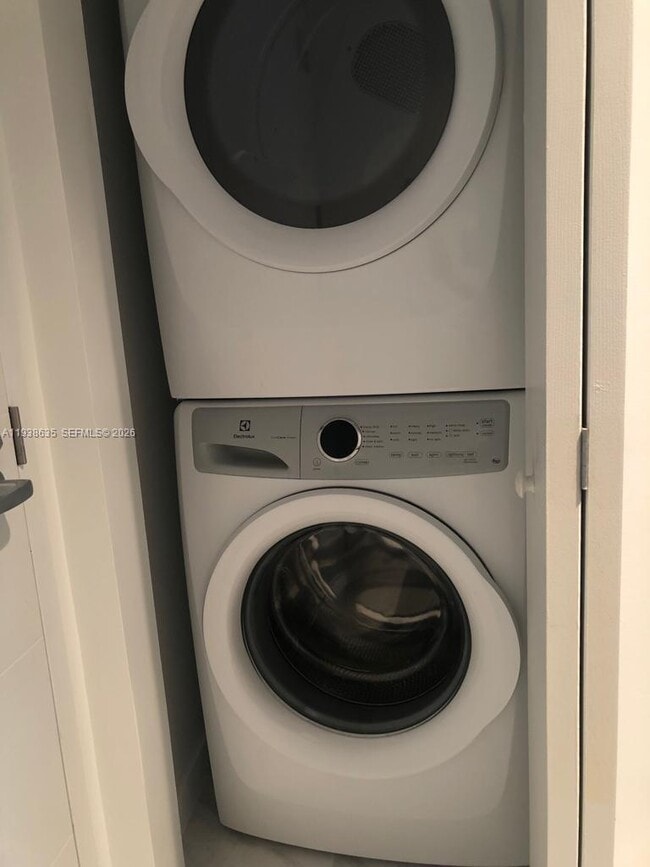 Building Photo - 16385 Biscayne Blvd