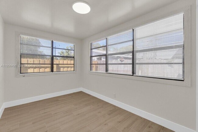 Building Photo - 1101 NE 24th Ct