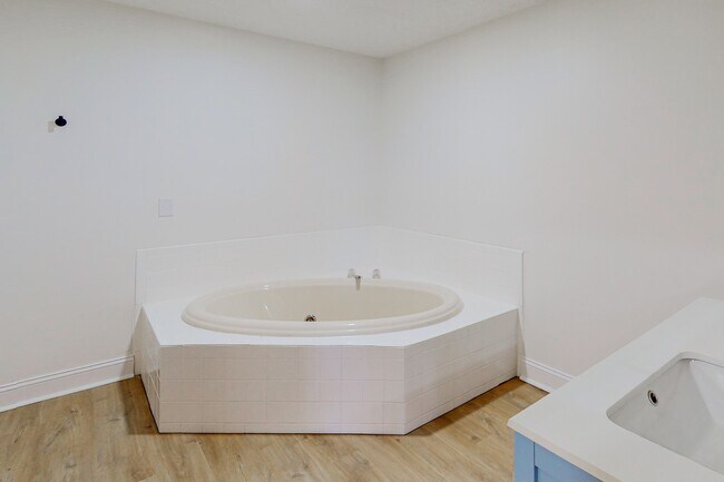 Building Photo - 5629 Southern Pines Ct