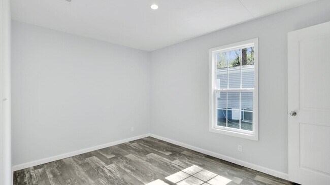 Building Photo - BEAUTIFUL 3/2 AVAILABLE NOW! $500 OFF FIRS...