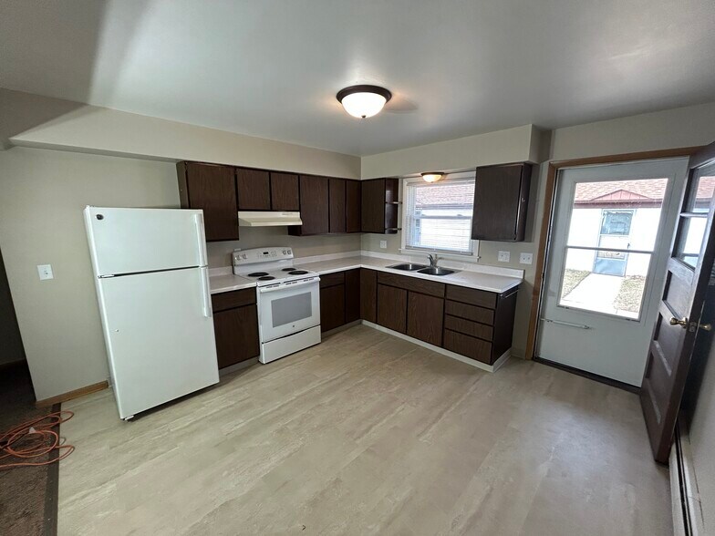 Building Photo - 400 Rainbow Dr