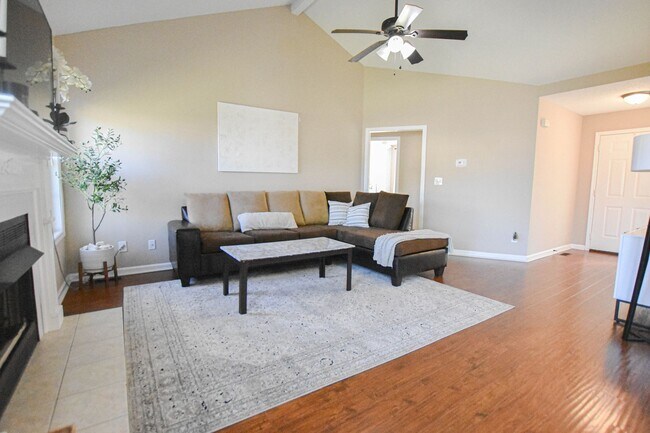 Building Photo - Pet Friendly Three Bedroom with Bonus!