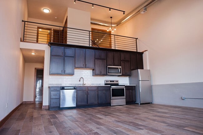 Building Photo - 518 W College St