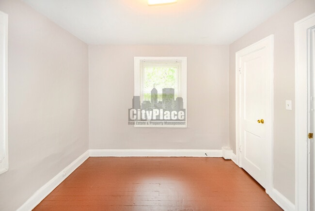 Building Photo - 925 N Gladstone Ave