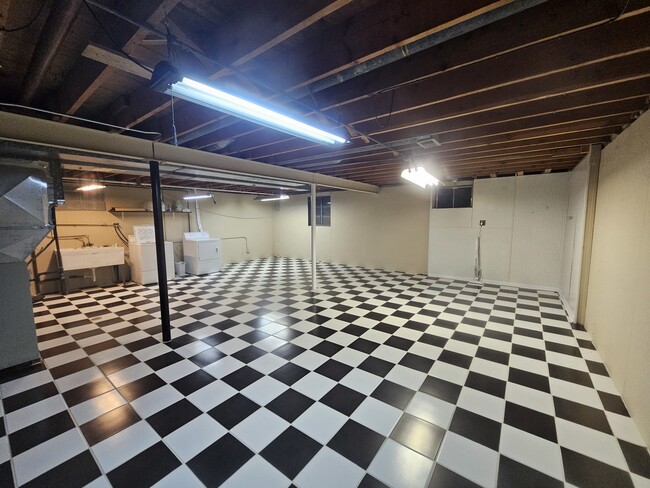Building Photo - 826 Crestfield Ave