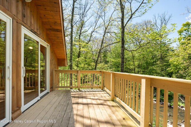 Building Photo - 537 Mossy Hill Rd