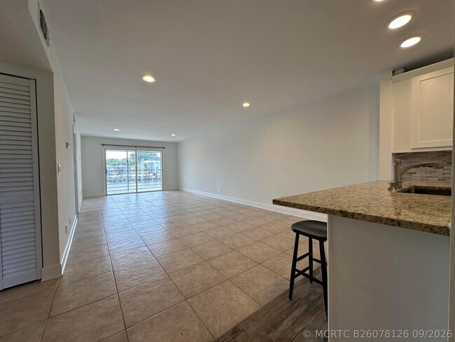Building Photo - 309 Lake Cir