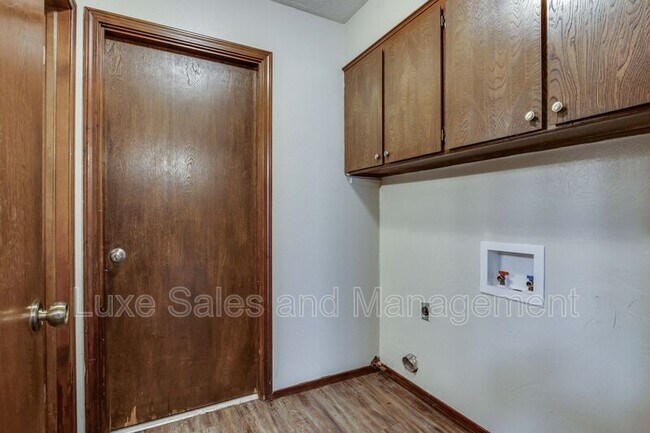 Building Photo - 6004 Paramount Dr