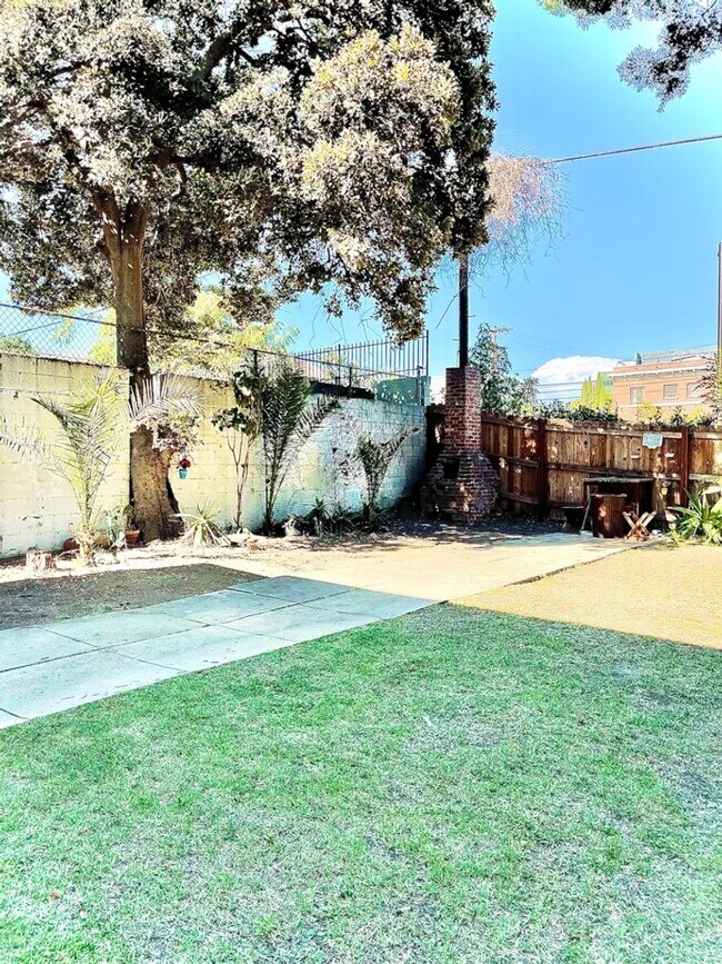 Building Photo - 1651 11th Pl