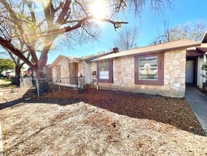 Building Photo - **APPLICATION RECEIVED** AVAILABLE NOW! 2 Bedroom / 1 Bath Home Near Randolph AFB!