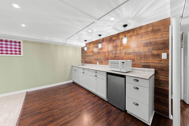 Building Photo - 410 N Shore Dr
