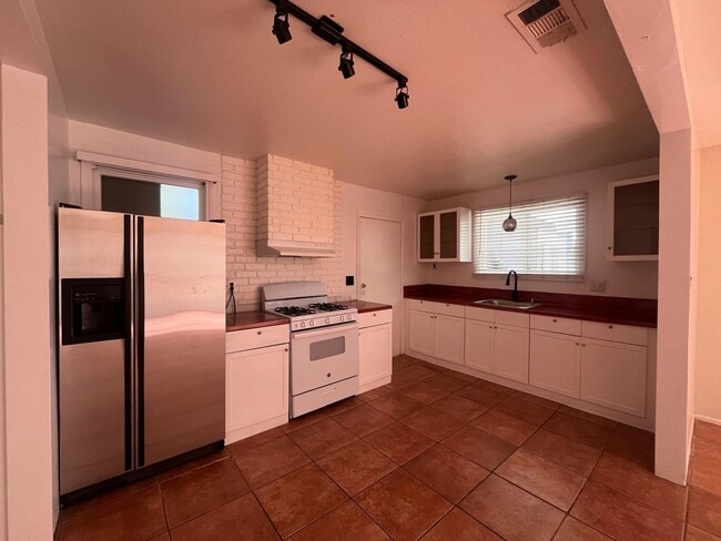 Building Photo - PRIVATE 3 bed/3 bath HOME + LARGE BONUS ROOM. NO OTHER UNITS ON PROPERTY.