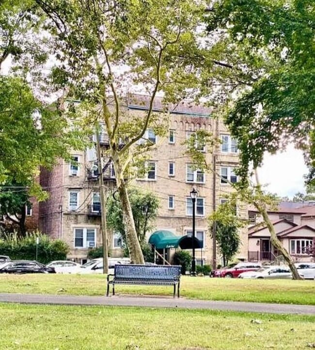 Building Photo - 122 W 39th St