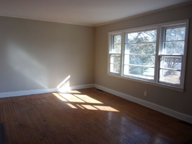 Building Photo - Newly Rennovated