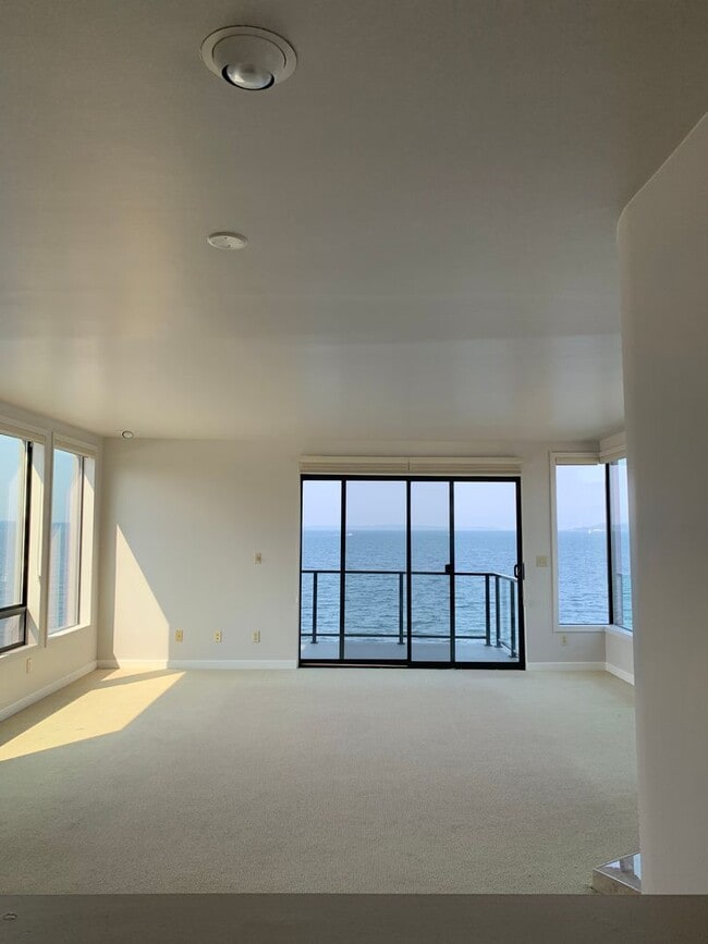 Building Photo - Spectacular View!! This top floor condo is a MUST SEE!! $500 move in credit