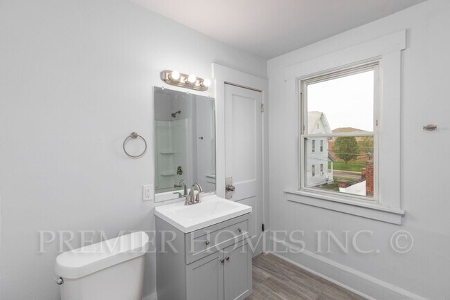 Building Photo - 3 Bedroom Home with Large Front Porch – $1,495/mo