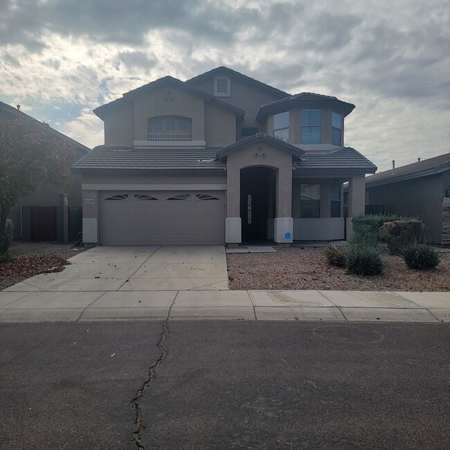 Building Photo - Large 5 Bedroom, Private Pool, North Peoria!