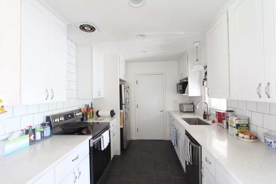 Building Photo - 10847 SW 59th Ave