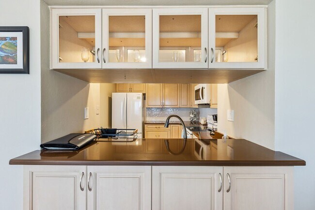 Building Photo - Fully Furnished Beautiful 2 Bedroom Seascape Towers Oceanfront Condo