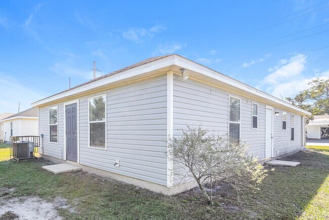 Building Photo - 1557 E 30th St