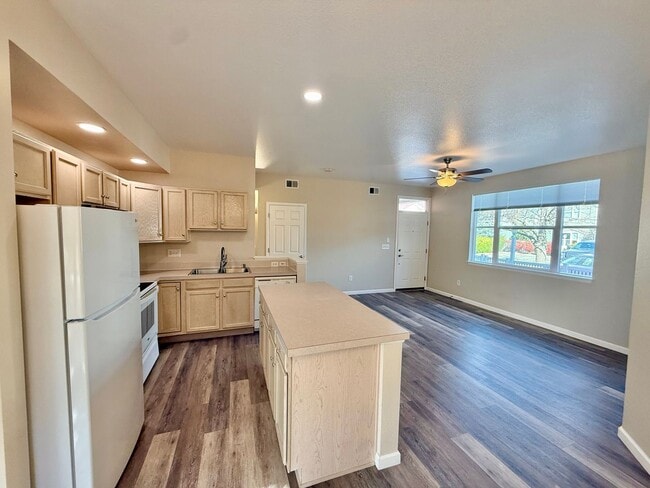 Building Photo - Beautiful,  2 Bed/2 Bath Condo in High Plains Village