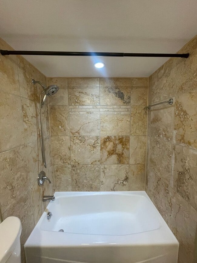 Building Photo - 2 Bed / 2 Bath in Clairemont