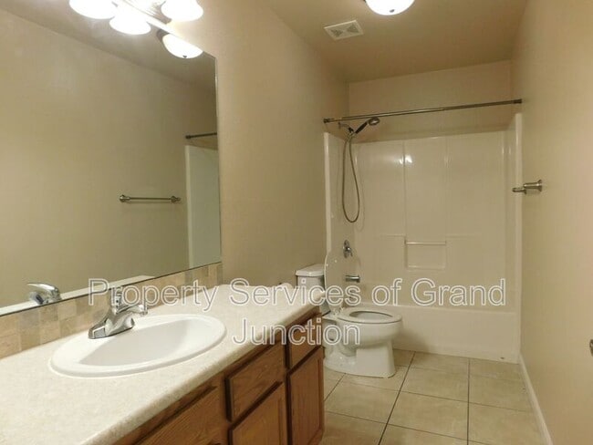 Building Photo - 3006 1/2 Oakwood Drive