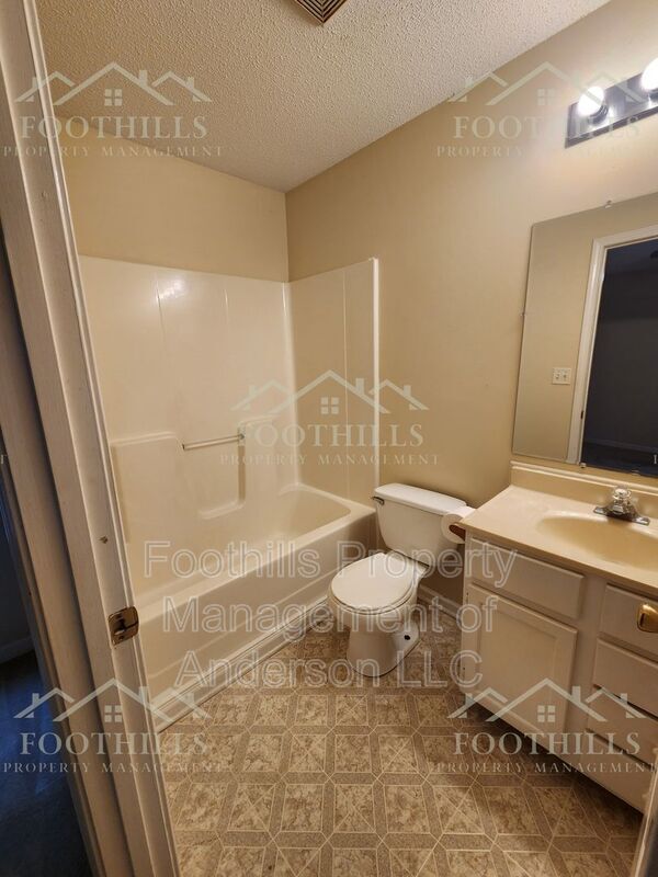 Building Photo - 1419 Oak Hill Dr