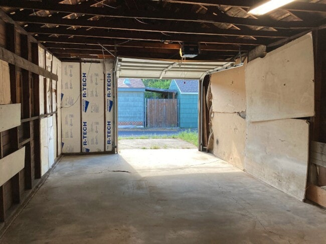 Building Photo - Shadle Area Home