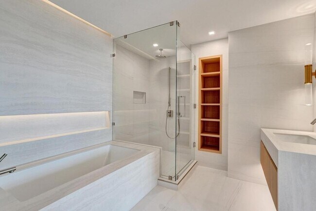 Building Photo - 900 N Ocean Blvd