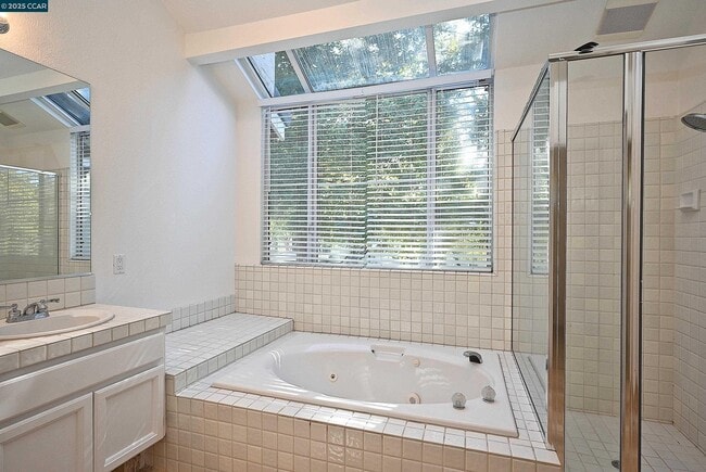 Building Photo - 6198 Lakeview Cir