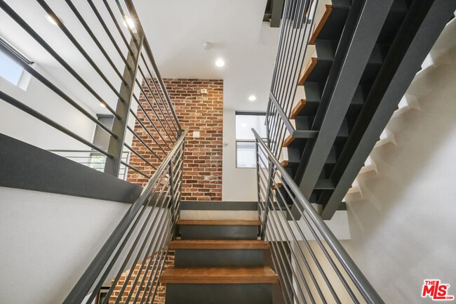 Building Photo - 1220 N Orange Grove Ave