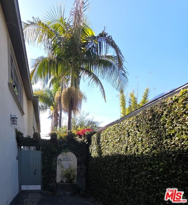 Building Photo - 670 Broadway St