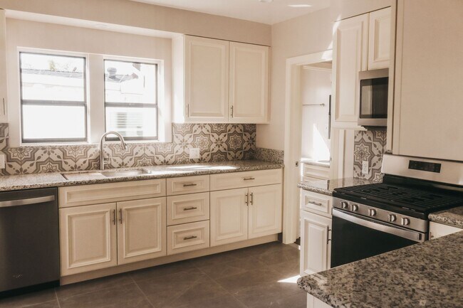 Building Photo - Belmont Shores Beachside Living – 3 Bed / 2 Bath