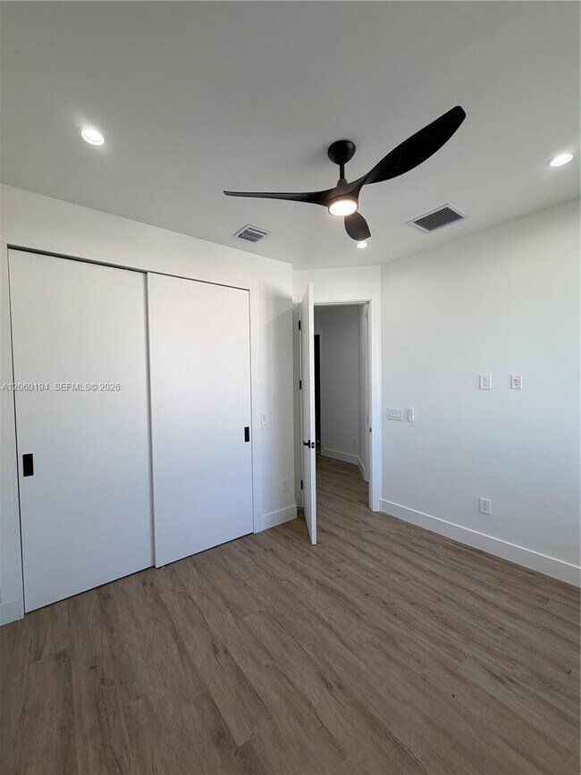 Building Photo - 4664 SW 32nd Ave