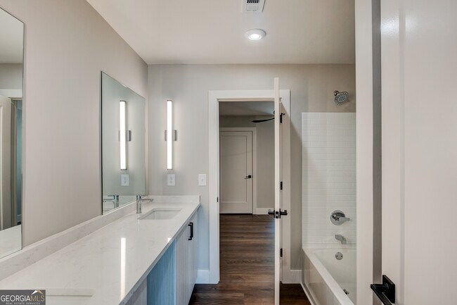 Building Photo - 119 Chateau Dr SE