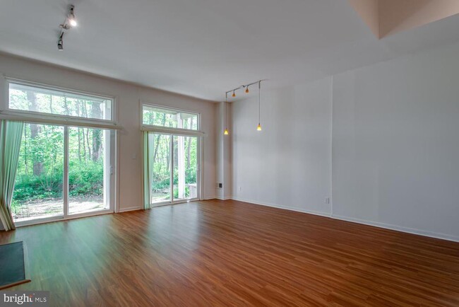 Building Photo - 11121 Watermans Dr