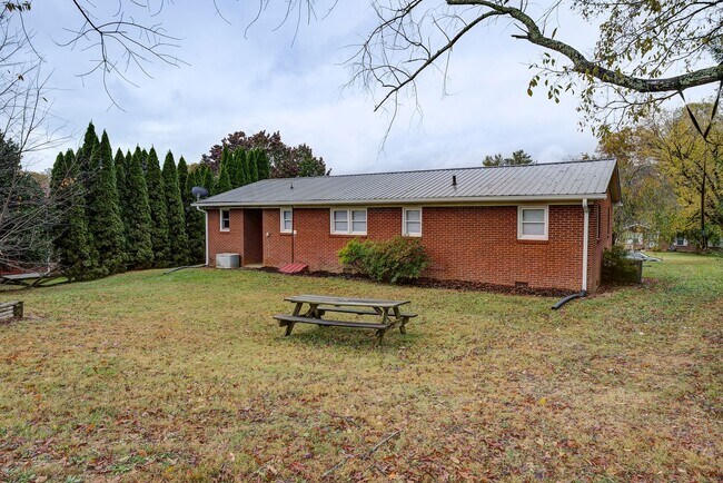 Building Photo - Newly Renovated 3 Bedroom Rental in Johnso...