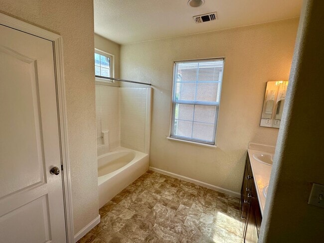 Building Photo - Lovely home with all new appliances and la...
