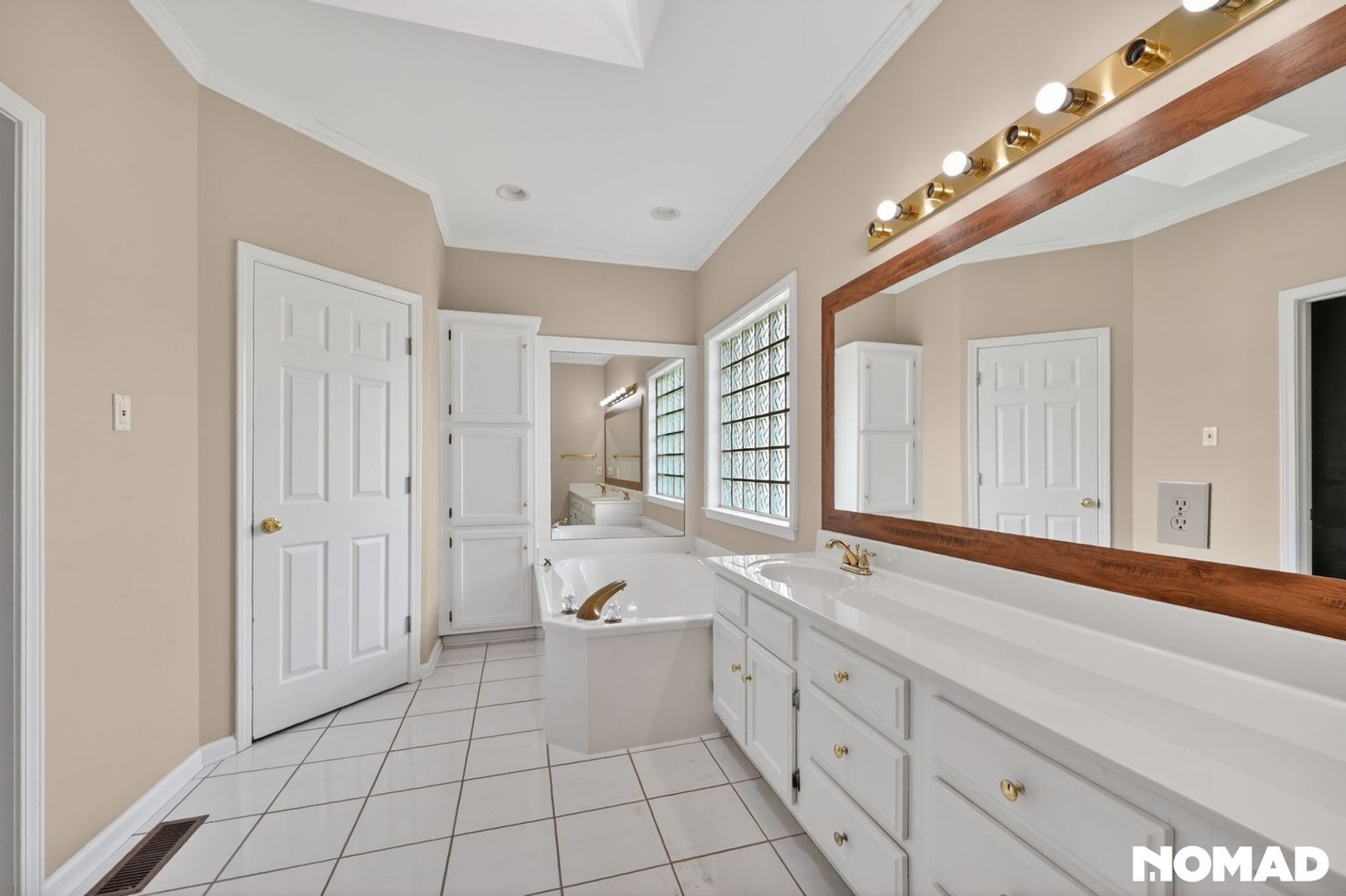 Building Photo - 1219 Loyola Dr